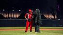 Penampilannya kala bermain softball pun mencuri perhatian. Seperti baru-baru ini, Zaskia kembali jadi sorotan karena tampilan uniknya saat bermain softball.
