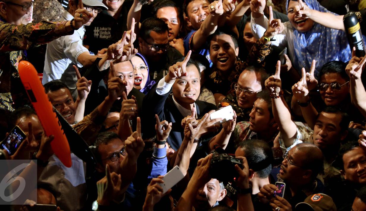 Agus Yudhoyono dan pendukungnya mengangkat jari telunjuk usai penyampaian pidato politik di Ballroom Djakarta Theater , Jakarta, Minggu (30/10). (Liputan6.com/Gempur M Surya)