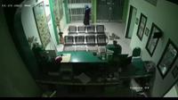 Rekaman CCTV yang menunjukkan seorang pencuri menyaru sebagai perempuan. Peristiwa ini terjadi di kantor BMT NU Cabang Kabupaten Bangkalan Jawa Timur.