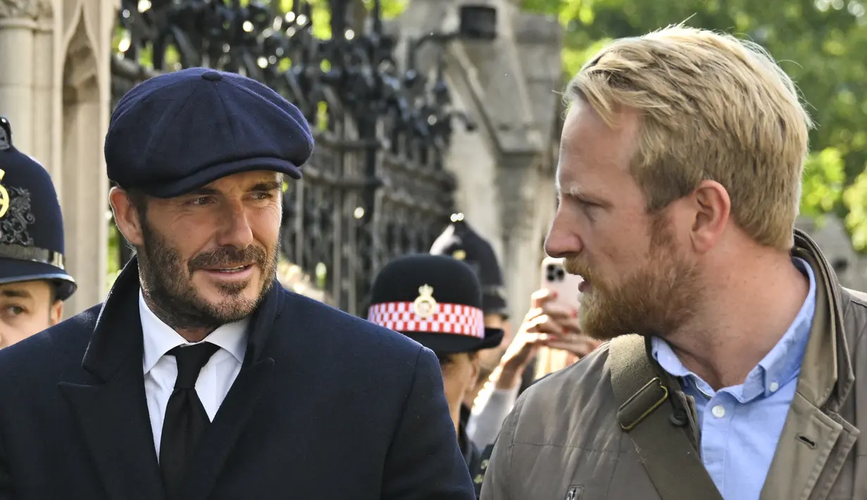 Mantan pesepakbola Inggris David Beckham meninggalkan Westminster Hall setelah memberikan penghormatan kepada peti mati Ratu Elizabeth II, di Istana Westminster, di London, Jumat (16/9/2022). David Beckham rela mengantre selama kurang lebih 12 jam untuk memberi penghormatan terakhirnya kepada mendiang Ratu Elizabeth II. (Photo by Louisa Gouliamaki / AFP)