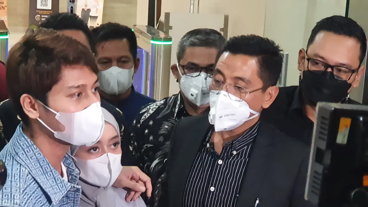 Pasangan artis, Rizky Billar dan Lesti Kejora, setelah menjalani pemeriksaan Bareskrim Polri, Rabu (20/4/2022) (Merdeka.com/ Bachtiarudin Alam)
