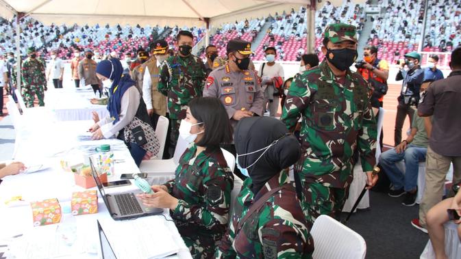 Kapolri dan Panglima TNI Tinjau Vaksinasi Massal Covid-19 di GBK Senayan - Vimarsana News