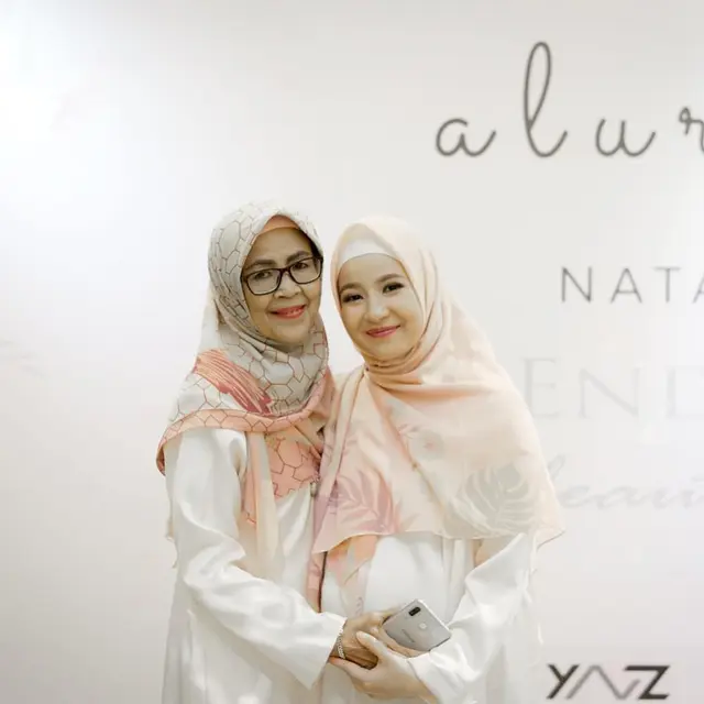 Pernikahan Sempat Tak Direstui Ibunda, Ini 6 Potret Natasha Rizky dan Sang Ibu