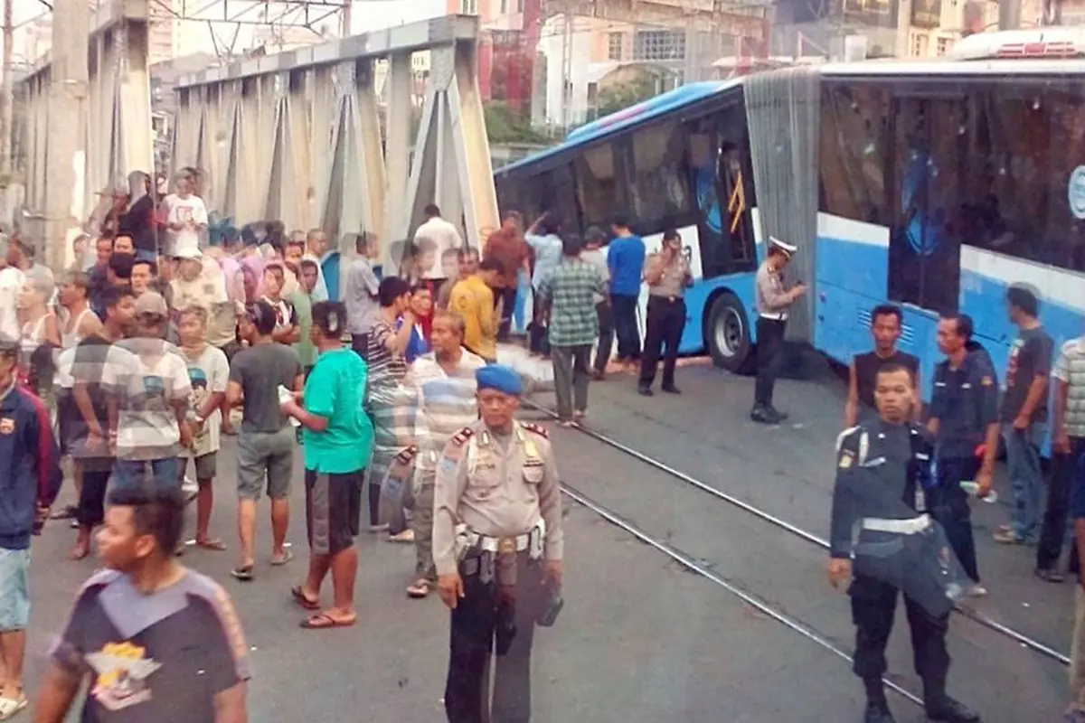 20160519-kecelakaan-jakarta-busway ka