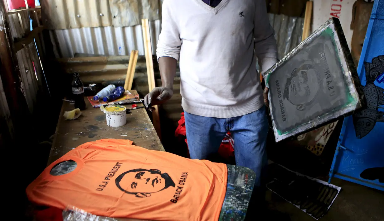 Sebuah kaos bergambar Presiden AS, Barack Obama berhasil disablon di sebuah bengkel kecil di daerah kumuh Kibera, Kenya, Kamis (23/7/2015). Barack Obama akan melakukan kunjungan kenegaraan ke Kenya pada Jumat (24/7). (REUTERS/Noor Khamis)