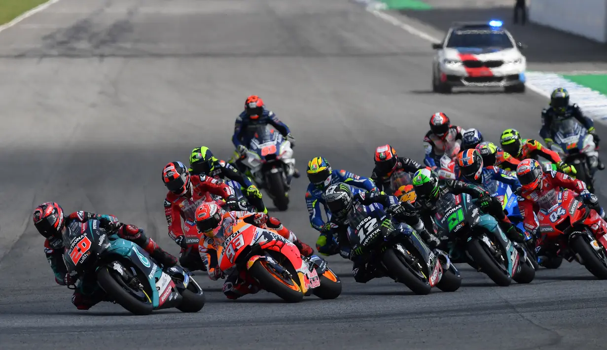 Pembalap Petronas Yamaha Fabio Quartararo (kiri) memimpin rombongan diikuti oleh pembalap Repsol Honda Marc Marquez di awal balapan MotoGP Thailand 2019 di Chang International Circuit, Buriram, Minggu (6/10/2019). Marquez meraih gelar juara dunia keenam di MotoGP. (Lillian SUWANRUMPHA/AFP)
