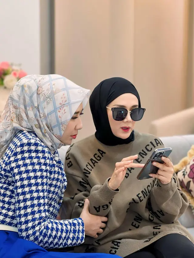 Mulan Jameela dengan baju branded (Instagram/mulanjameela1)