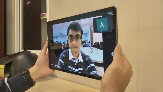 <p>Moto Pad 60 Pro saat digunakan untuk meeting online. (Liputan6.com/Anka Fergy Agustian)</p>