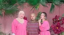Di momen spesial ini, Tasya dan Tasyi tampil kompak mengenakan dress warna pink. Instagram/tasyiiathasyia).