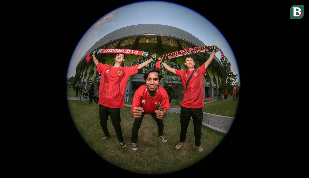 <p>Dari kiri ke kanan: Dwi Kurniawan (22), Billy Putra Adhitama (21), dan Suryadi (25) merupakan rombongan suporter yang berasal dari daerah yang berbeda-beda. Mereka berasal dari Madiun, Yogyakarta, dan Cikarang. Profesi dari ketiganya adalah seorang pegawai swasta. Begini tanggapan mereka soal Timnas Indonesia U-19 di ajang AFF U-19 2022: "Timnas Indonesia U-19 sekarang terlihat lebih menonjol setelah ditangani oleh Shin Tae-yong. Selain itu, cara mereka bermain seimbang antara menyerang dan bertahan." (Bola.com/Bagaskara Lazuardi)</p>