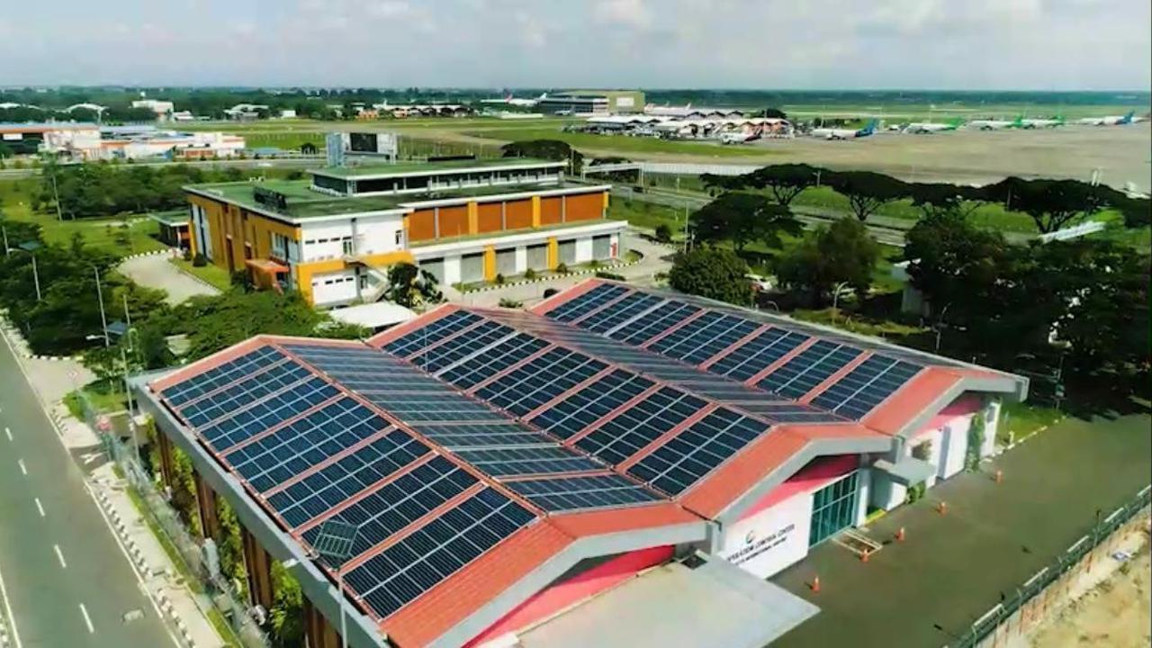 Pembangkit Listrik Tenaga Surya (PLTS) di Gedung Airport Operation Control Center (AOCC) Bandara Soekarno Hatta