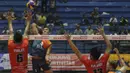 Pevoli Jakarta BNI Taplus, Sigit Ardian, berusaha melakukan smash saat melawan Jakarta Pertamina Energi. Dengan hasil itu BNI Taplus berhasil menjadi juara final four mengalahkan Surabaya Samator. (Bola.com/Vitalis Yogi Trisna)