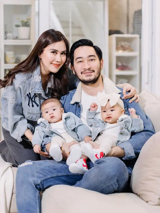 Bertema Denim, Ini 5 Gaya Pemotretan Terbaru Keluarga Syahnaz Sadiqah