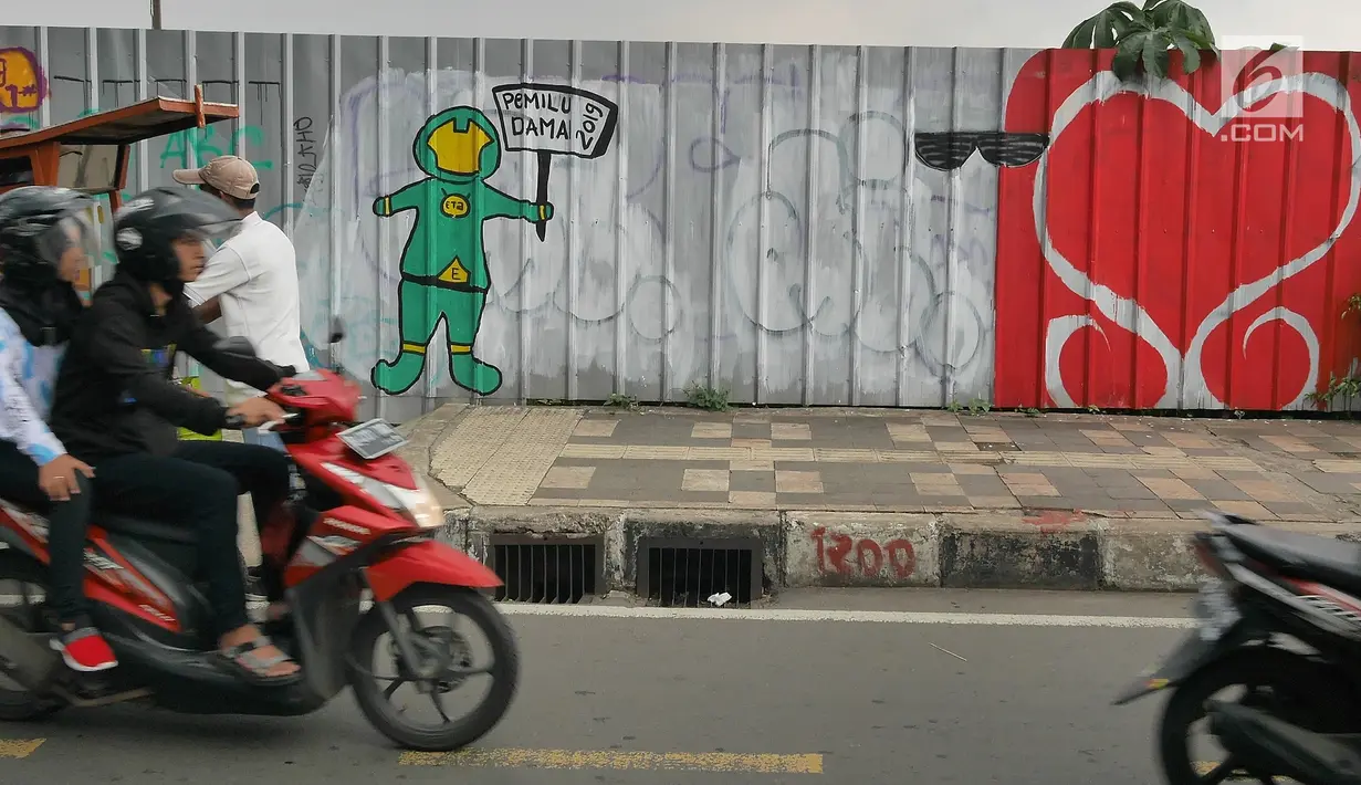 Pengendara melintasi mural yang menghiasi tembok di kawasan Margonda, Depok, Sabtu (16/2). Gambar mural memiliki pesan agar masyarakat tetap damai dan berteman meski berbeda dalam memilih calon presiden dalam Pilpres 2019. (Liputan6.com/Herman Zakharia)