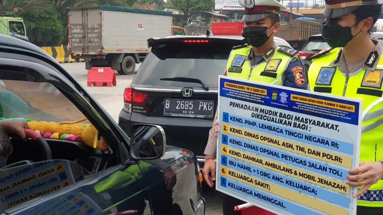 Poster Larangan Mudik Di Perlihatkan Oleh Anggota Korlantas Polri. (Jumat, 07/05/2021). (Dokumentasi Korlantas Polri).
