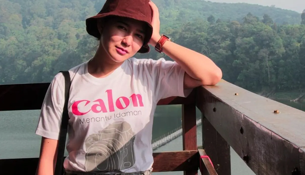 Pesinetron berparas cantik memang terlihat semakin menawan saat memakai topi. Masayu Clara yang memang senang bergaya kekinian tampil memukau dengan topi merah marun dan baju putih bertulisan calon mantu idaman. (Liputan6.com/IG/@masayuclara)