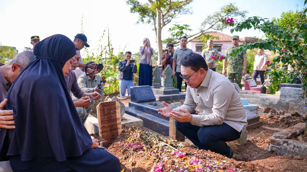 Kepala Staf Kepresidenan (KSP) Dudung Abdurachman melakukan takziah ke rumah duka keluarga almarhum Muhammad Rifki Renaldi, seorang peserta pelatihan Sarjana Penggerak Pembangunan Indonesia (SPPI) di Kabupaten Sumedang, Jawa Barat, Selasa (30/06/2026) (Ka