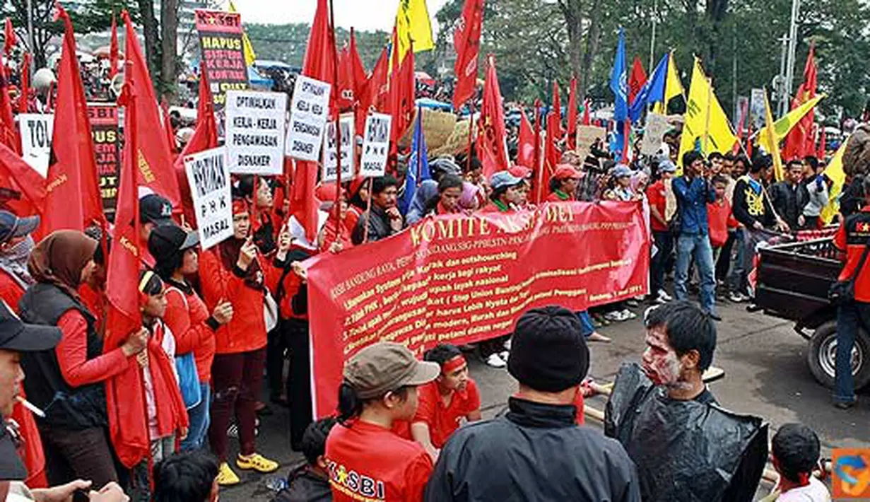 KOMITE AKSI 1 Mei berdemonstrasi dalam rangka Hari Buruh Internasional, di depan Kantor Gubernur Jabar di jalan Diponegoro, Kota Bandung, Minggu (1/5). (Aries Rachmandy) 