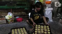 Pekerja menyelesaikan pembuatan kue kering di Jakarta, Rabu (30/9/2020). Kemenkop UKM menyatakan realisasi penyaluran bantuan presiden (Banpres) produktif untuk UMKM senilai 2,4 juta/UKM hingga 21 September 2020 mencapai 5.909.647 usaha mikro atau sekitar 64,50 persen. (Liputan6.com/Angga Yuniar)