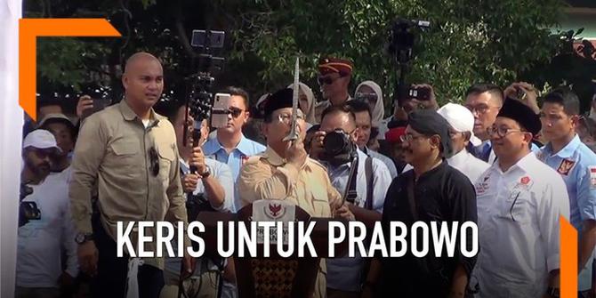 VIDEO: Prabowo Diberi Keris di Kampung Jokowi
