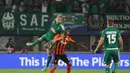 AMANKAN DAERAH: Pemain bertahan Rapid Vienna, Mario Sonnleitner menggagalkan umpan lambung ke arah gelandang Shakhtar Donetsk, Alex Teixeira. (Bola.com/Reza Khomaini)