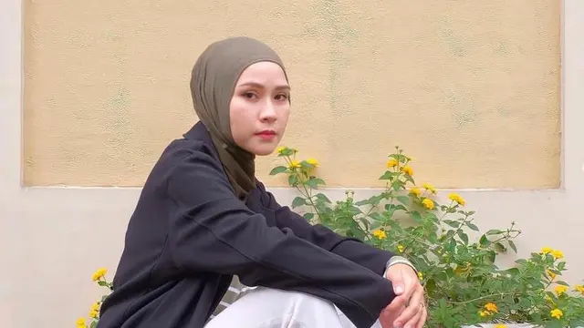 8 Ide OOTD Hijab dengan Kemeja Hitam dari Citra Kirana hingga Tya Ariestya
