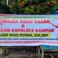 Spanduk yang dipasang warga Muhammadiyah mendesak Kapolda Riau mencopot Kapolres Kampar. (Liputan6.com/M Syukur)