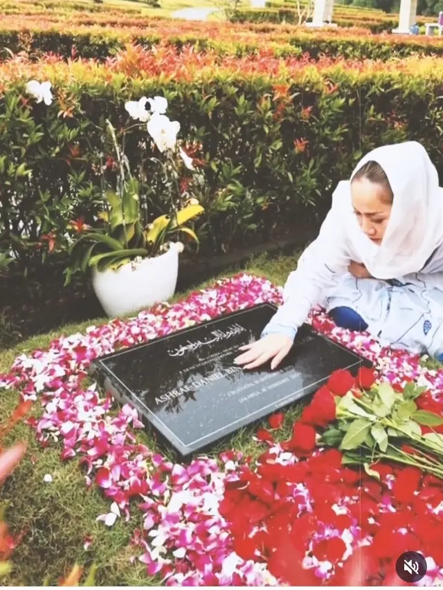 Bunga Citra Lestari ziarah makam Ashraf Sinclair dalam momen mengenang hari pernikahan 14 tahun yang lalu (Foto: Instagram bclsinclair)