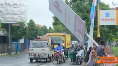 Citizen6, Singaraja: Salah satu baliho yang berada di perempatan Penarukan, Singaraja tumbang pada Rabu (25/1). (Pengirim: Hermawan Pande)