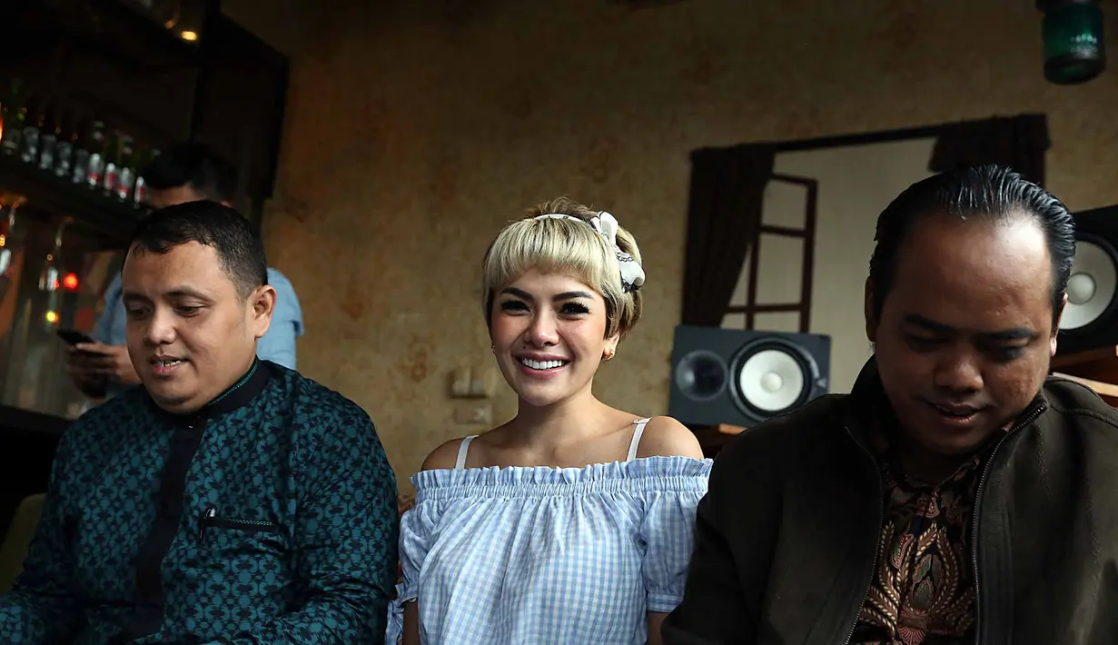 Selain itu, Nikita Mirzani juga meminta maaf apabila ada salah baik yang disengaja maupun tidak. Sebagai tulang punggung keluarga,ia hanya ingin kerja dan mengurus anak dengan damai. (Nurwahyunan/Bintang.com)