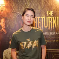 Laura Basuki bermain bersama Ario Bayu di film The Returning.