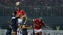Aksi pemain Persija Jakarta, Bruno Lopes (2kiri) menyundul bola ke gawang Persela Lamongan pada lanjutan Liga 1 2017 di Stadion Patriot Bekasi, Minggu (27/8/2017).  Persija menang 2-0. (Bola.com/Nicklas Hanoatubun)