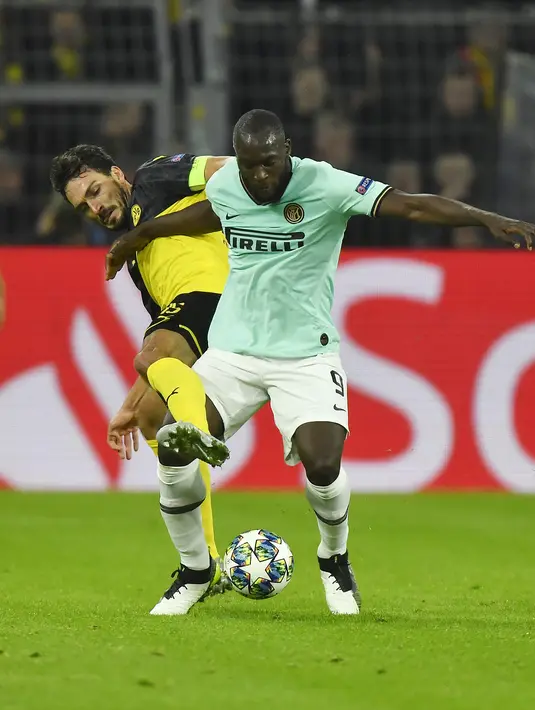 Bek Borussia Dortmund, Mats Hummels Dortmund berusaha merebut bola yang dibawa striker Inter Milan, Romelu Lukaku  pada pertandingan lanjutan Grup F Liga Champions di Signal Iduna Park, Jerman (5/11/2019). Dortmund menang tipis 3-2 atas Inter Milan. (AP Photo/Martin Meissner)