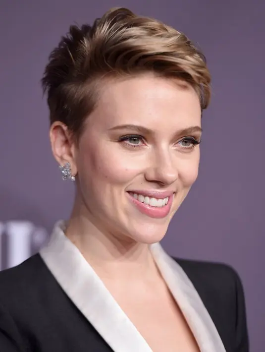 Menghadiri AmFAR Gala, Johansson terlihat sangat bahagia dengan setelan jas hitam yang dikenakannya. Ia diberi kesempatan untuk berbicara di atas podium untuk menyampaikan sesuatu hal.  (AFP/Bintang.com)