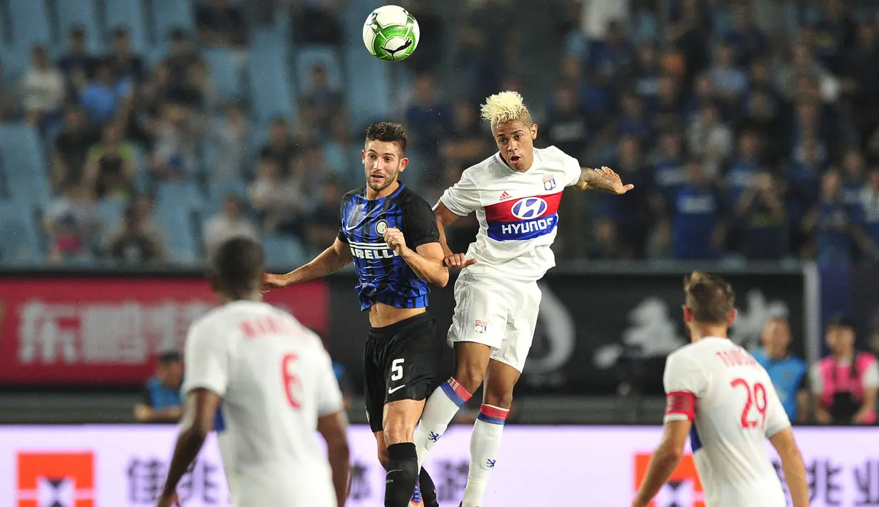 Gelandang Inter Milan, Roberto Gagliardini, duel udara dengan gelandang Lyon, Mariano Diaz, pada laga International Champions Cup di Nanjing Olympic Sports Center, Jiangsu, Senin (24/7/2017). Inter Milan menang 1-0 atas Lyon. (AFP)