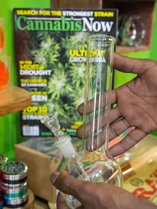 Salah satu aksesoris yang dijual di apotek ganja di Tel Aviv, Israel (2/3/2016). Apotek ganja ini menjual berbagai jenis ganja medis serta olahannya untuk kesehatan. (AFP Photo/Jack Guez)