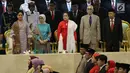 Presiden ke-5 RI Megawati Soekarnoputri (tengah) bersama dua mantan Wakil Presiden Try Sutrisno dan Hamzah Haz serta Iriana Jokowi dan Mufida Kalla saat menghadiri pelantikan anggota DPR, MPR, dan DPD di Kompleks Parlemen, Jakarta, Selasa (1/10/2019). (Liputan.com/JohanTallo)