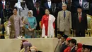 Presiden ke-5 RI Megawati Soekarnoputri (tengah) bersama dua mantan Wakil Presiden Try Sutrisno dan Hamzah Haz serta Iriana Jokowi dan Mufida Kalla saat menghadiri pelantikan anggota DPR, MPR, dan DPD di Kompleks Parlemen, Jakarta, Selasa (1/10/2019). (Liputan.com/JohanTallo)