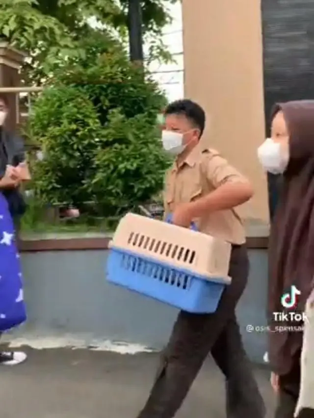 6 Tas yang Dipakai Murid Cowok Saat Sekolah Ini Bikin Ngakak
