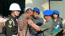 Seluruh atribut Pratu Heri diambil dan diganti dengan menggunakan kemeja batik, Jakarta, Senin (7/7/14). (Liputan6.com/Herman Zakharia)