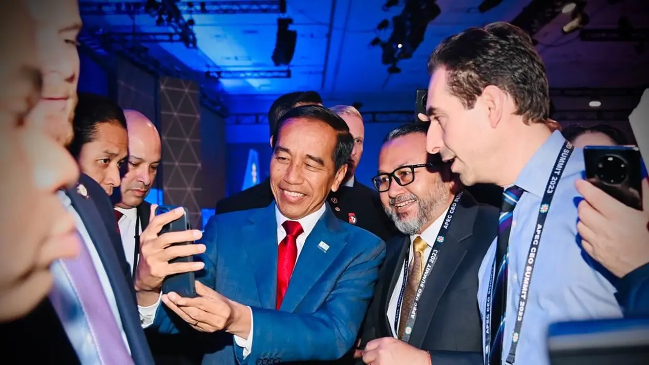 Presiden Joko Widodo (Jokowi) dikerubungi para CEO saat menghadiri APEC CEO Summit di San Francisco, Amerika Serikat.