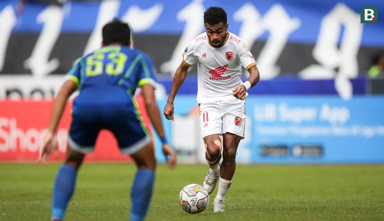 <p>Pemain PSM Makassar, Yance Sayuri menggiring bola dibayangi pemain Persib Bandung, Rahmat Irianto saat laga lanjutan BRI Liga 1 2022/2023 antara Persib Bandung melawan PSM Makassar di Stadion Pakansari, Bogor, Selasa (14/02/2023). (Bola.com/Bagaskara Lazuardi)</p>