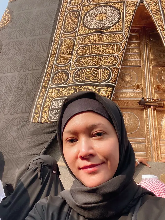 7 Momen Maia Estianty Bareng Irwan Mussry  Umrah Usai Menikah
