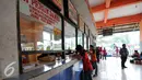 Sejumlah penumpang saat membeli tiket bus di loket penjualan di Terminal Kampung Rambutan, Jakarta Timur, Selasa (30/6/2015). Jelang memasuki arus mudik Lebaran 2015 terminal Kampung Rambutan masih terlihat sepi dan lenggang. (Liputan6.com/Yoppy Renato)