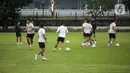 Sejumlah pesepak bola Timnas Indonesia berlatih menjelang semifinal Leg 1 Piala AFF 2022 menjamu Vietnam, di Lapangan A Kompleks Gelora Bung Karno, Jakarta, Rabu (4/1/2023). Timnas Indonesia sulit berlatih karena hujan deras yang menyebabkan Lapangan A SUGBK banjir dan banyak genangan. (Liputan6.com/Faizal Fanani)