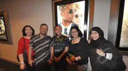 Para penonton berfoto bersama di depan poster saat premier film Focus di Plaza Indonesia, Jakarta. Foto diambil pada Selasa (24/2/2015). (Liputan6.com/Faizal Fanani)
