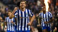 Gelandang FC Porto Spanyol #16, Nico Gonzalez, merayakan mencetak gol pertama mereka selama pertandingan Liga Portugal antara FC Porto dan CF Estrela da Amadora di stadion Dragao di Porto, pada 16 Desember 2024. (MIGUEL RIOPA/AFP)