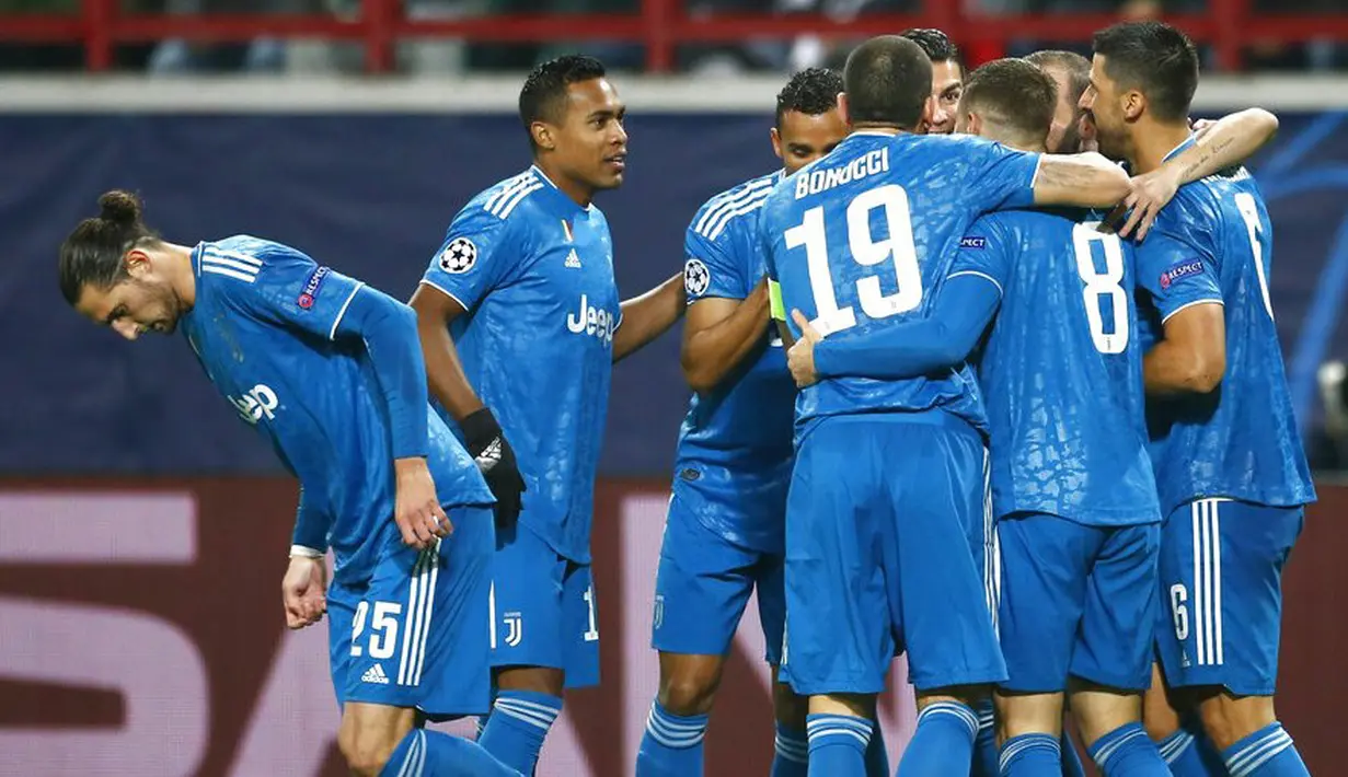 Para pemain Juventus merayakan gol yang dicetak oleh  Aaron Ramsey ke gawang Lokomotiv Moscow pada laga Liga Champions di RZD Arena, Rabu (6/11). Lokomotiv Moscow takluk 1-2 dari Juventus. (AP/Alexander Zemlianichenko)