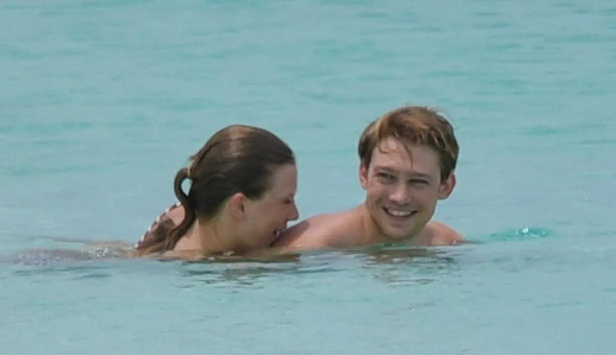 Kini Taylor Swift dan Joe Alwyn sudah berjanji untuk menutupi hubungan mereka serapat mungkin. (People)