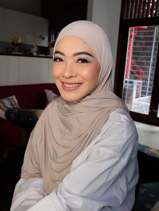 Dian Ayu Lestari tampil cantik dengan makeup flawless dan sedikit bermain warna di area mata yang diberi sentuhan nuansa biru. [Foto: Instagram/yayihanoum]